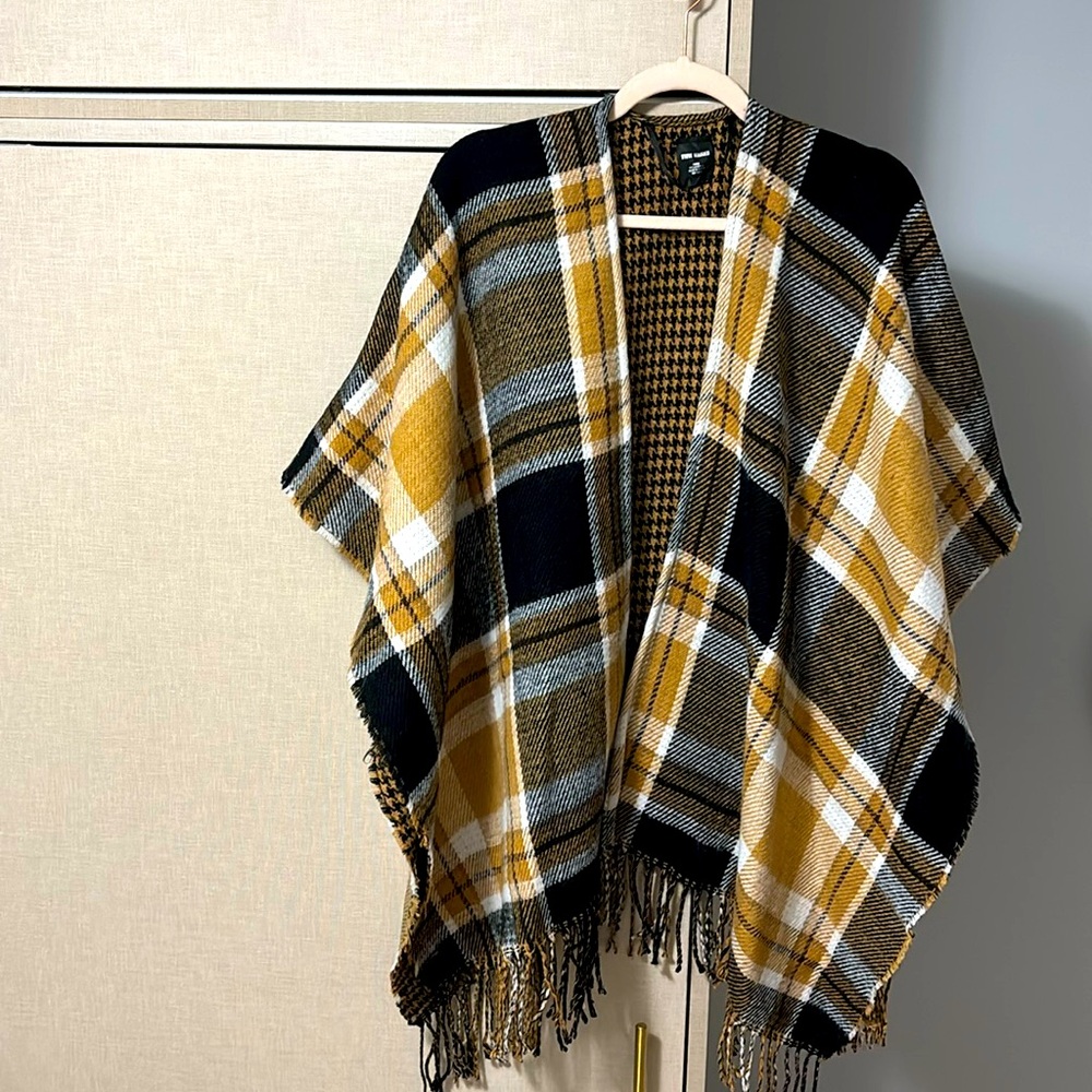 Steve Madden open front poncho with frayed fringe. Plaid OS